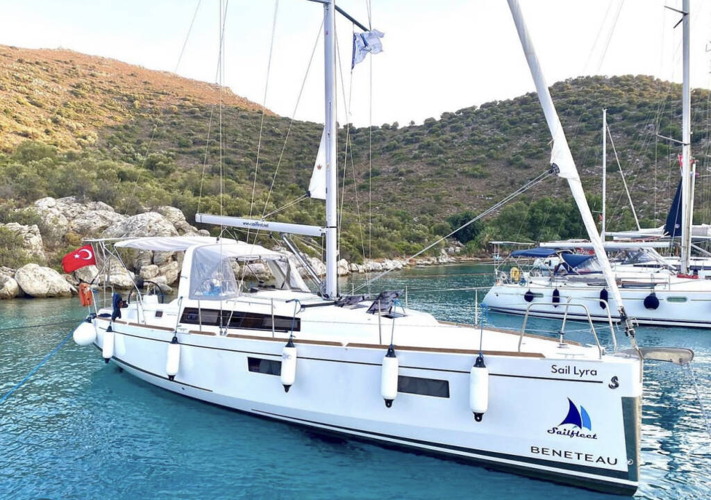 Sailing yacht Oceanis 38.1 Sail Lyra