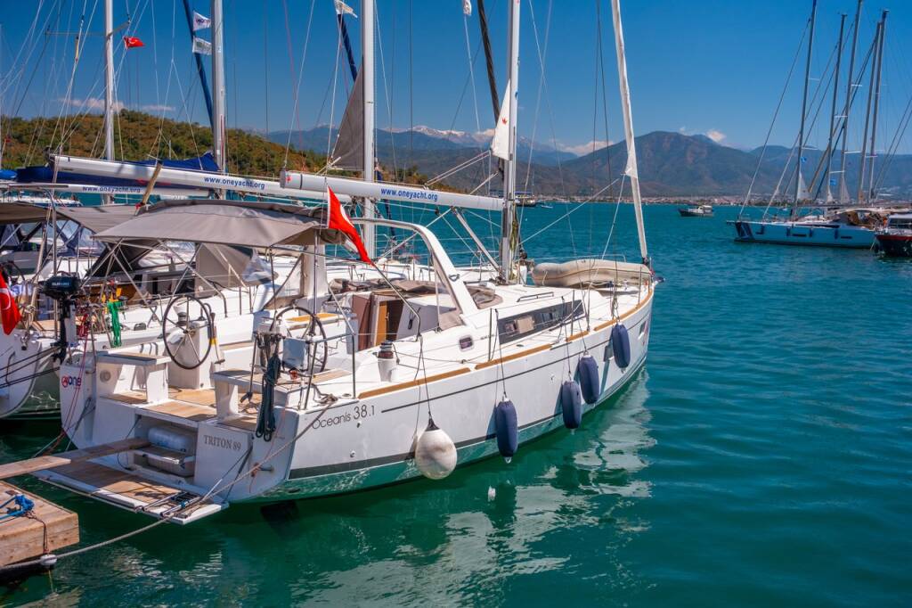 Sailing yacht Oceanis 38.1 Triton 89