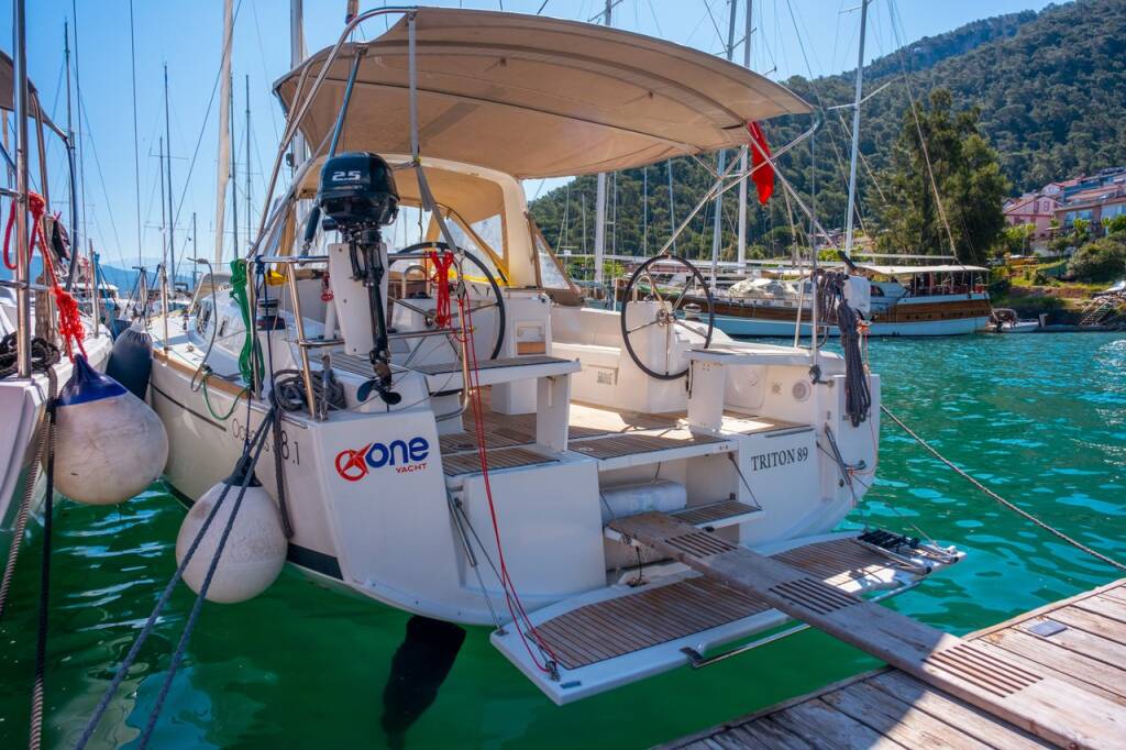 Sailing yacht Oceanis 38.1 Triton 89