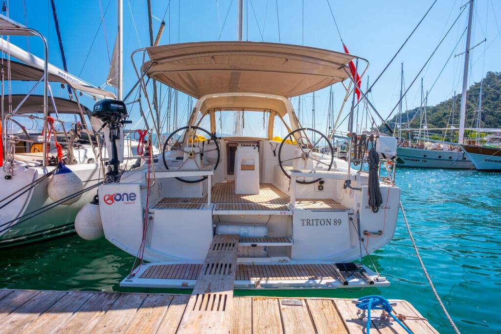 Sailing yacht Oceanis 38.1 Triton 89