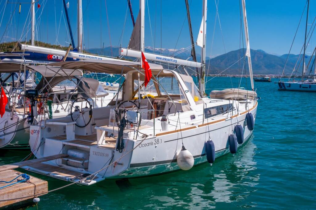 Sailing yacht Oceanis 38.1 Triton 89