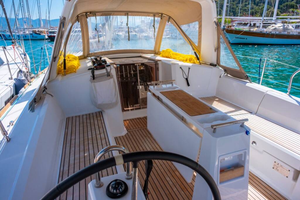 Sailing yacht Oceanis 38.1 Triton 89