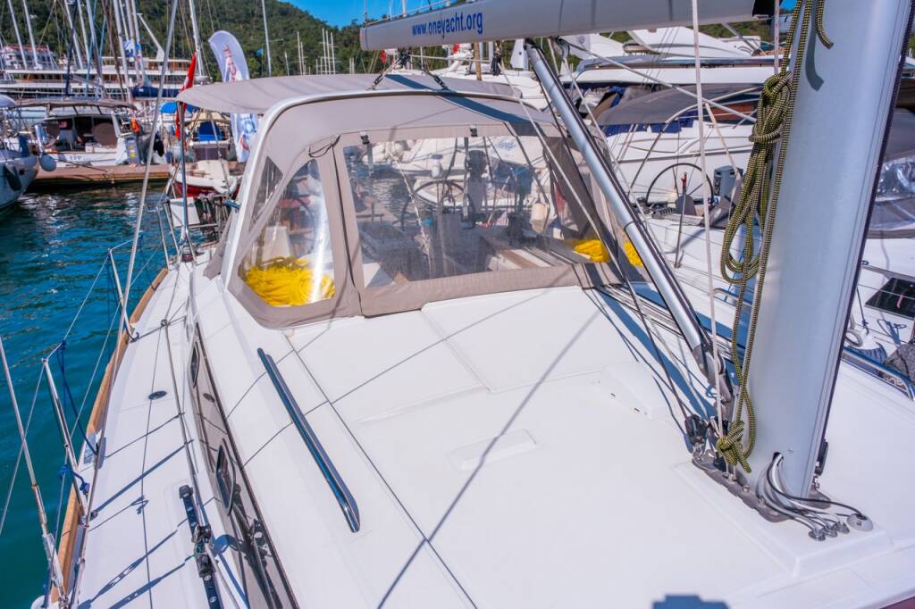 Sailing yacht Oceanis 38.1 Triton 89