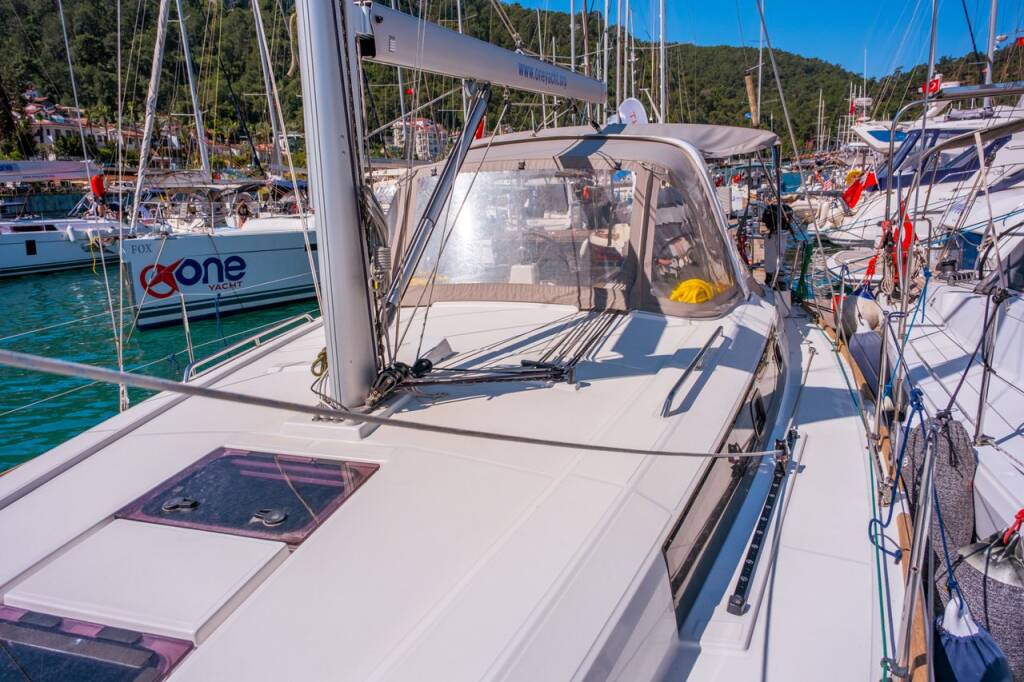 Sailing yacht Oceanis 38.1 Triton 89