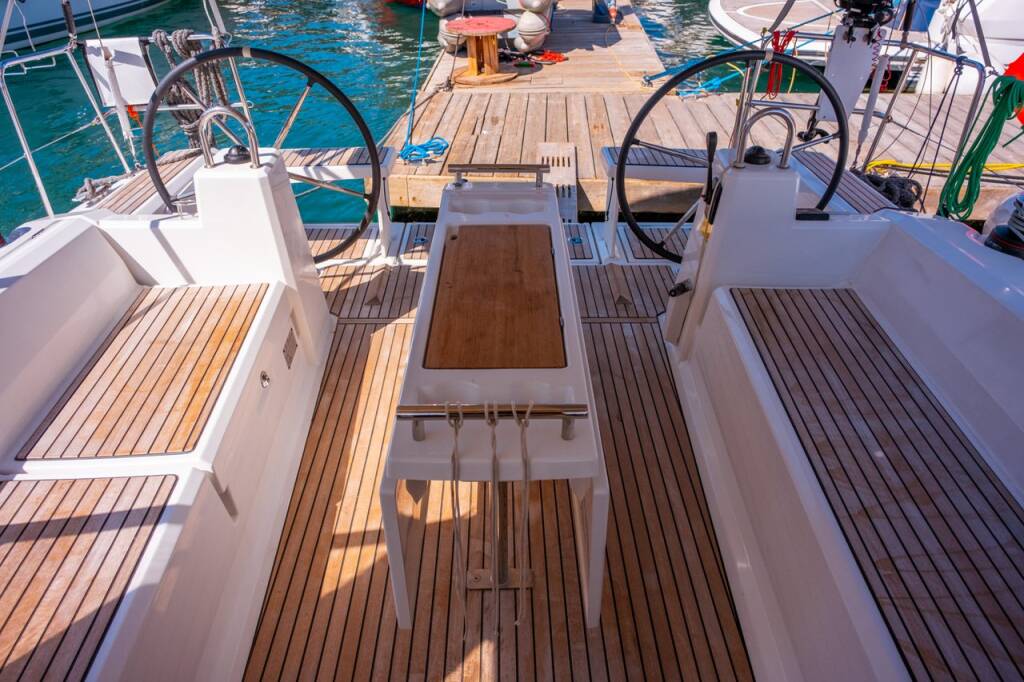 Sailing yacht Oceanis 38.1 Triton 89