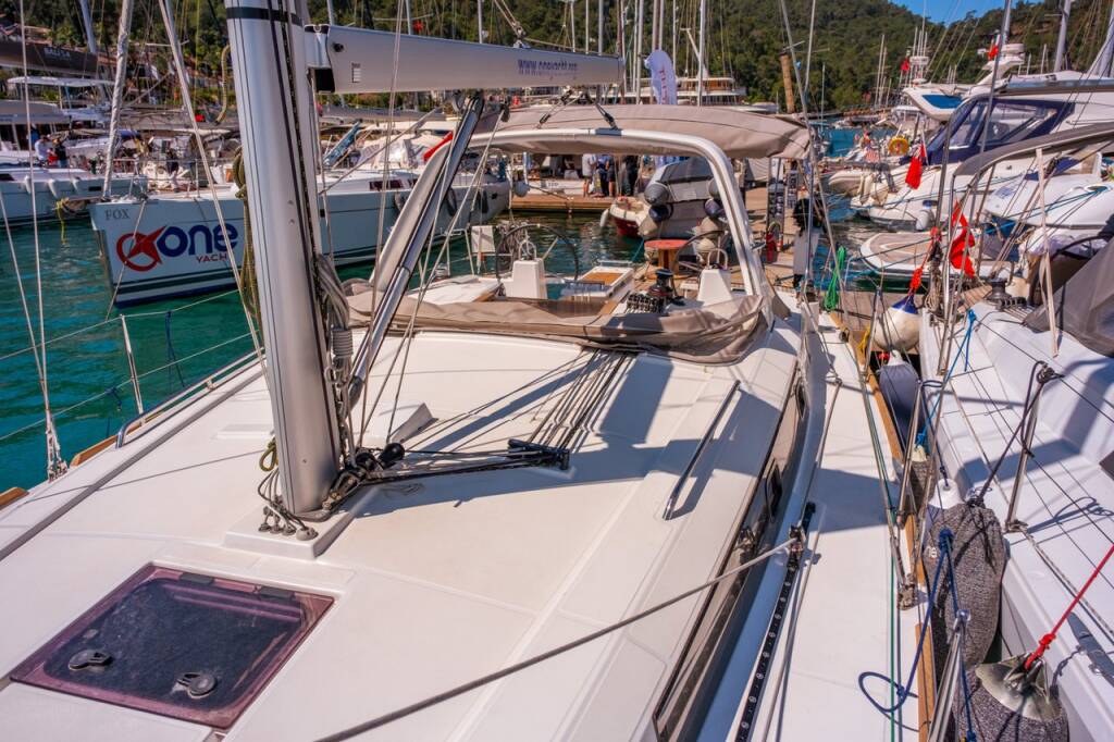 Sailing yacht Oceanis 38.1 Triton 89