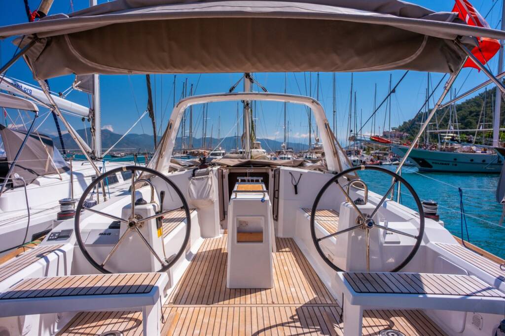 Sailing yacht Oceanis 38.1 Triton 89