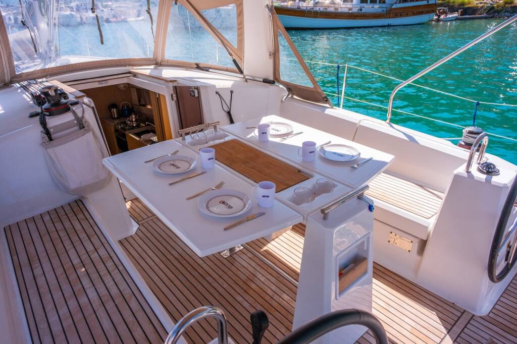 Sailing yacht Oceanis 38.1 Triton 89