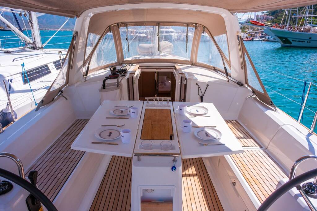 Sailing yacht Oceanis 38.1 Triton 89