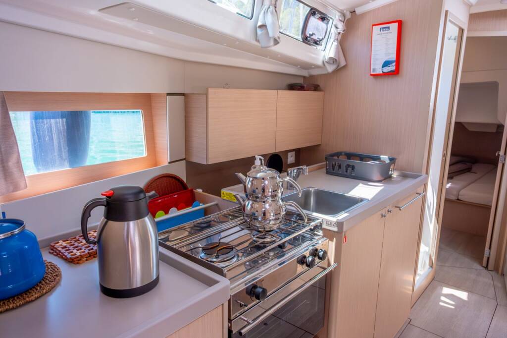 Sailing yacht Oceanis 38.1 Triton 89