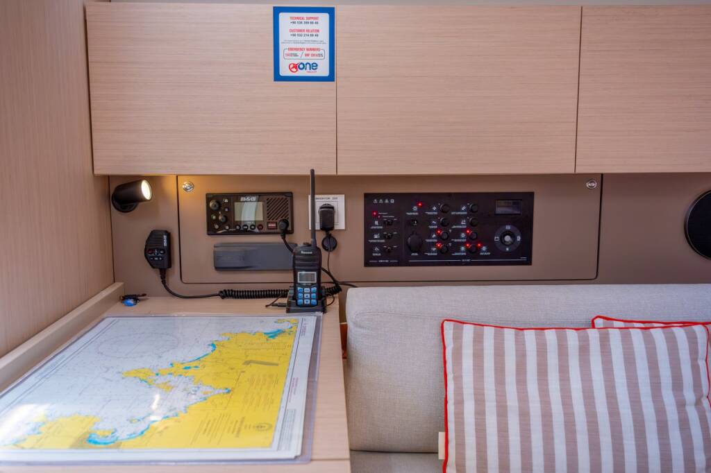 Sailing yacht Oceanis 38.1 Triton 89