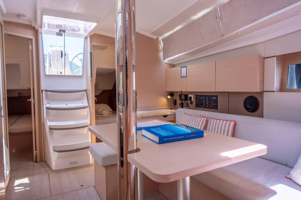 Sailing yacht Oceanis 38.1 Triton 89