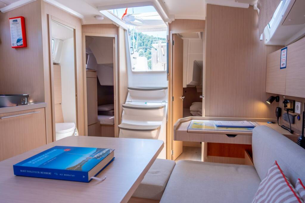 Sailing yacht Oceanis 38.1 Triton 89