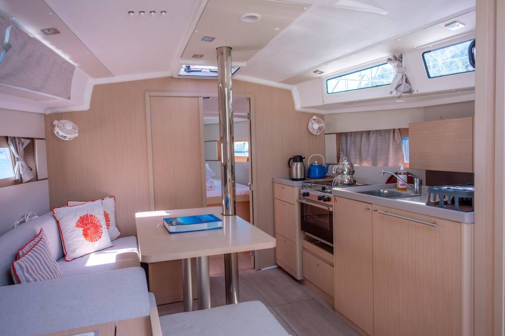 Sailing yacht Oceanis 38.1 Triton 89