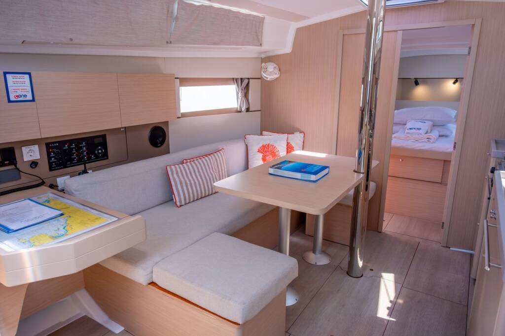 Sailing yacht Oceanis 38.1 Triton 89