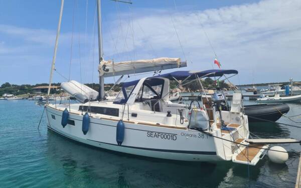Oceanis 38.1 Illuminating Golfo Aranci Marina Dell’Isola
