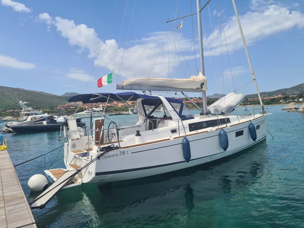 Sailing yacht Oceanis 38.1 Illuminating