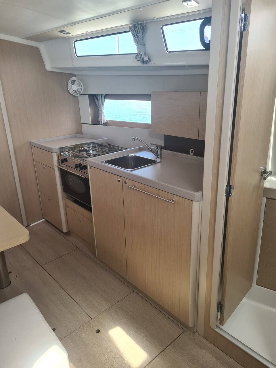 Sailing yacht Oceanis 38.1 Illuminating