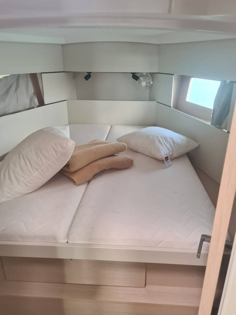 Sailing yacht Oceanis 38.1 Illuminating
