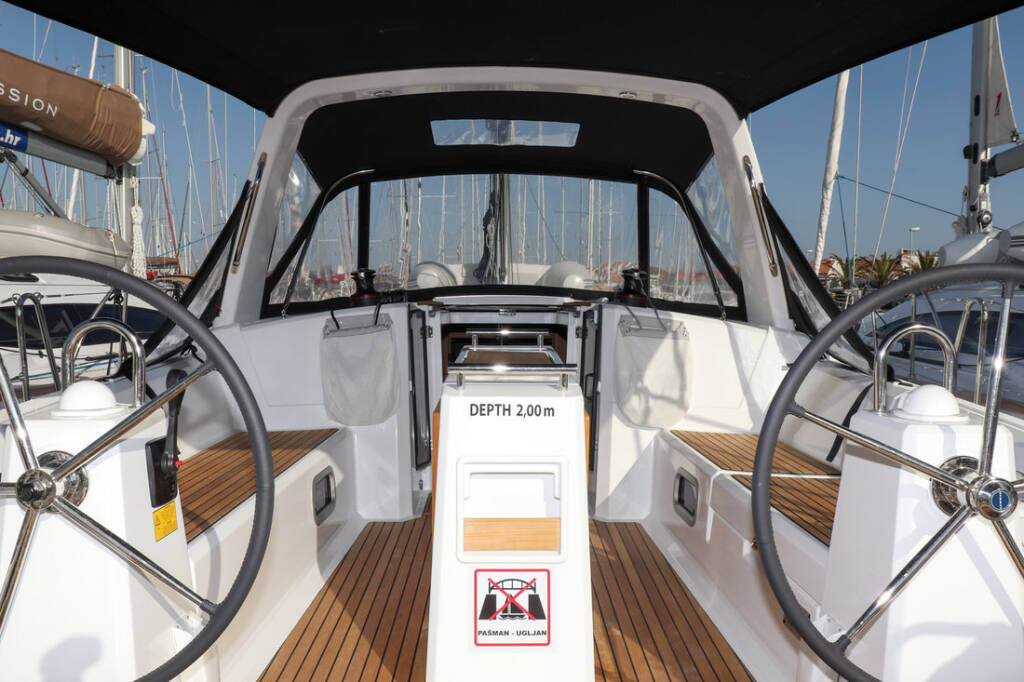 Sailing yacht Oceanis 38.1 Dama