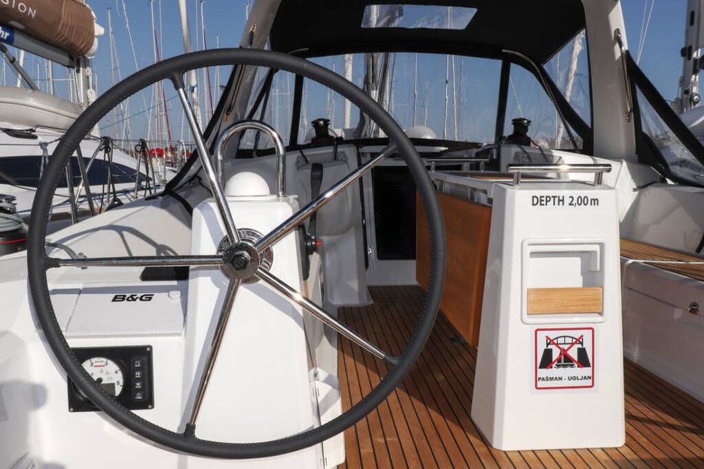 Sailing yacht Oceanis 38.1 Dama