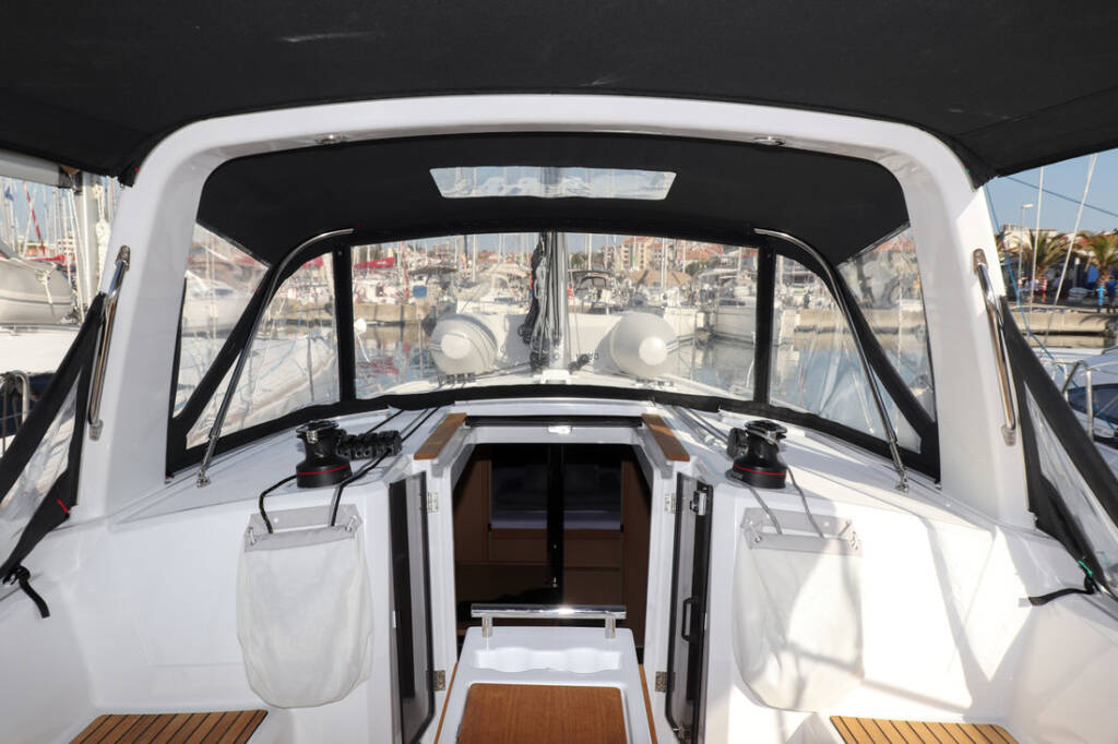 Sailing yacht Oceanis 38.1 Dama
