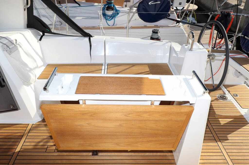 Sailing yacht Oceanis 38.1 Dama