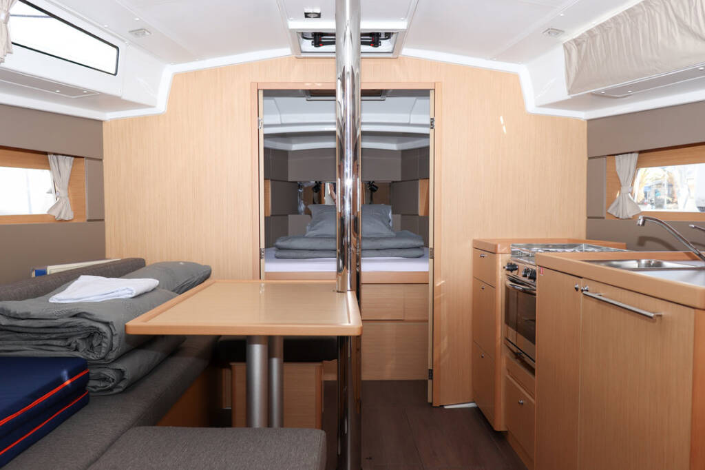 Sailing yacht Oceanis 38.1 Dama