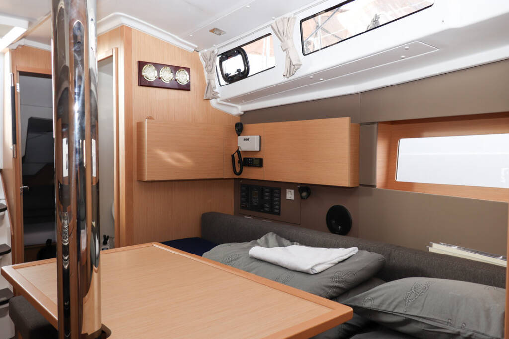 Sailing yacht Oceanis 38.1 Dama