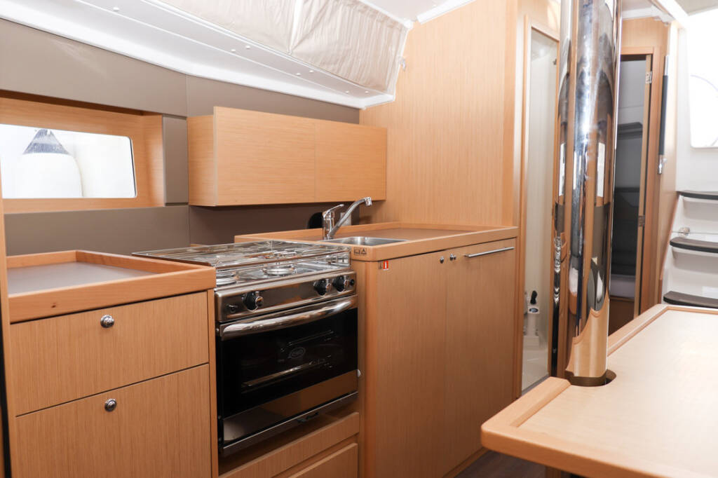 Sailing yacht Oceanis 38.1 Dama