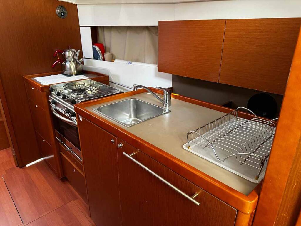 Sailing yacht Oceanis 38.1 Ida