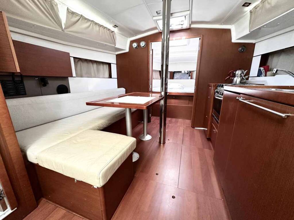 Sailing yacht Oceanis 38.1 Ida