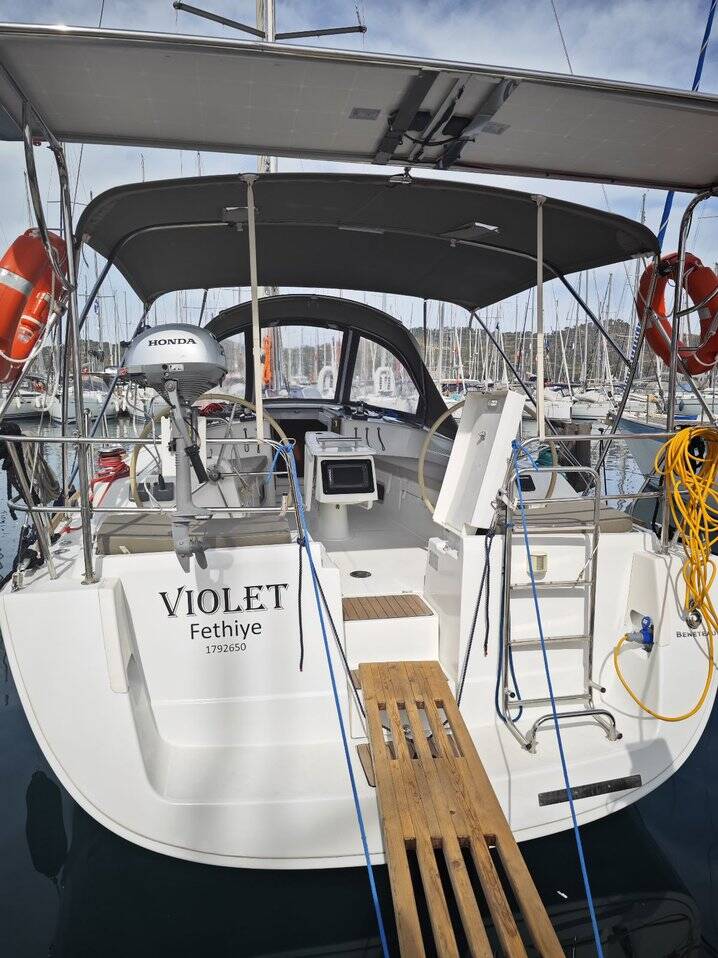 Sailing yacht Oceanis 40 Violet