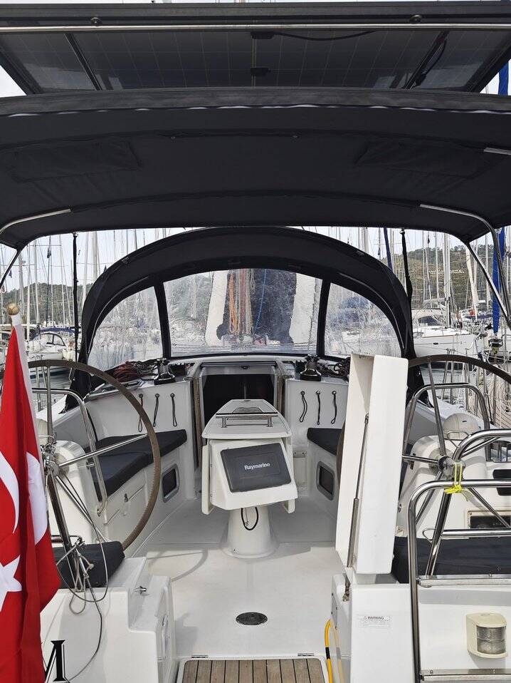 Sailing yacht Oceanis 40 Violet
