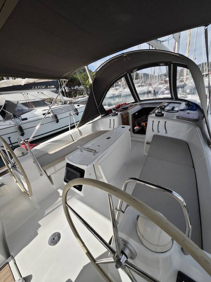 Sailing yacht Oceanis 40 Violet
