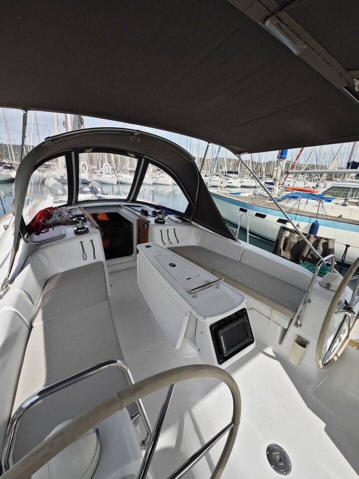Sailing yacht Oceanis 40 Violet