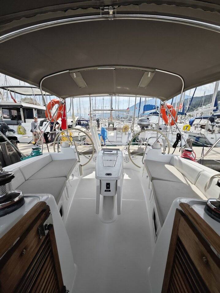 Sailing yacht Oceanis 40 Violet