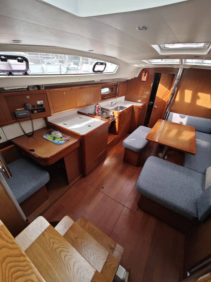 Sailing yacht Oceanis 40 Violet