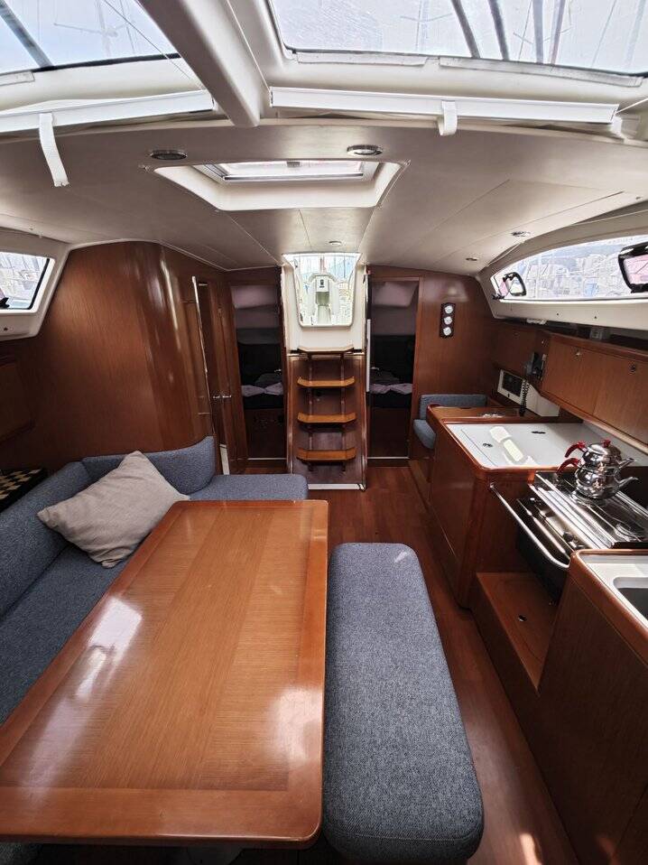 Sailing yacht Oceanis 40 Violet