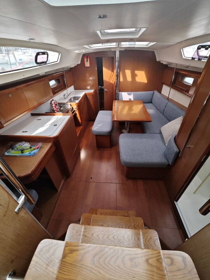Sailing yacht Oceanis 40 Violet