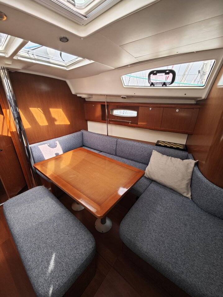 Sailing yacht Oceanis 40 Violet