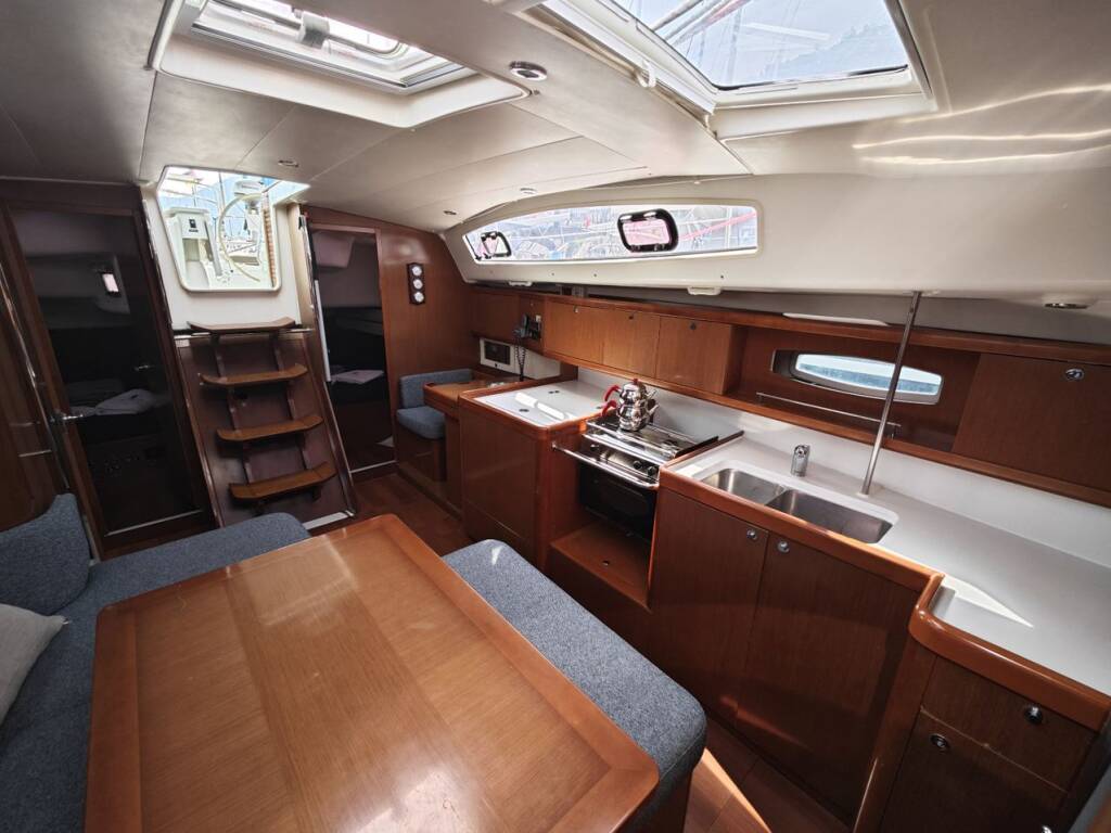 Sailing yacht Oceanis 40 Violet