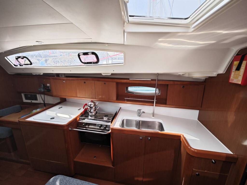 Sailing yacht Oceanis 40 Violet
