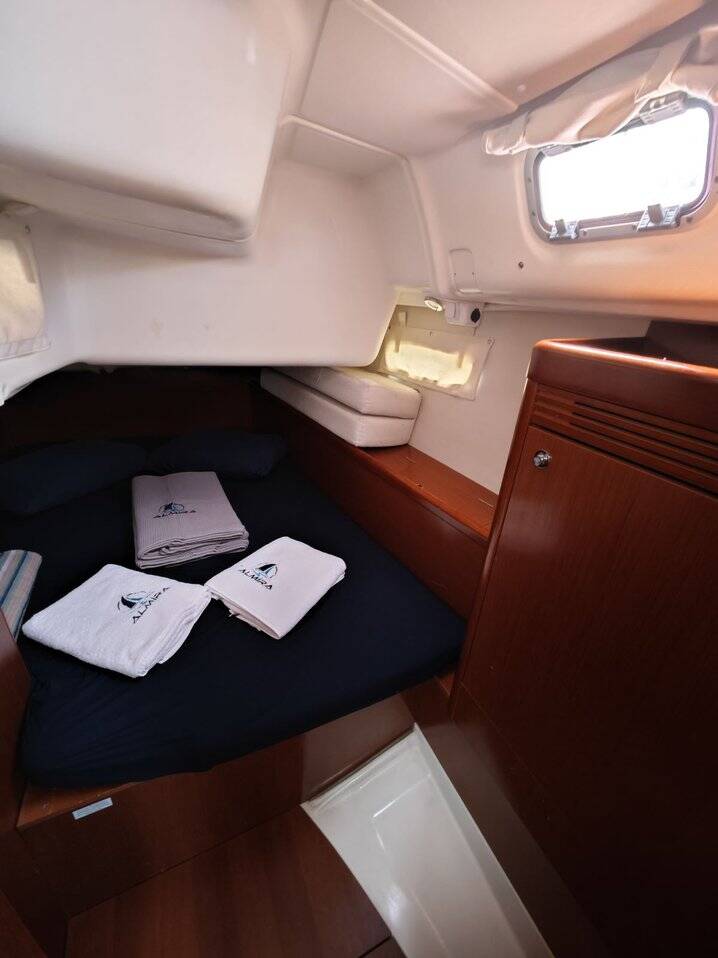 Sailing yacht Oceanis 40 Violet