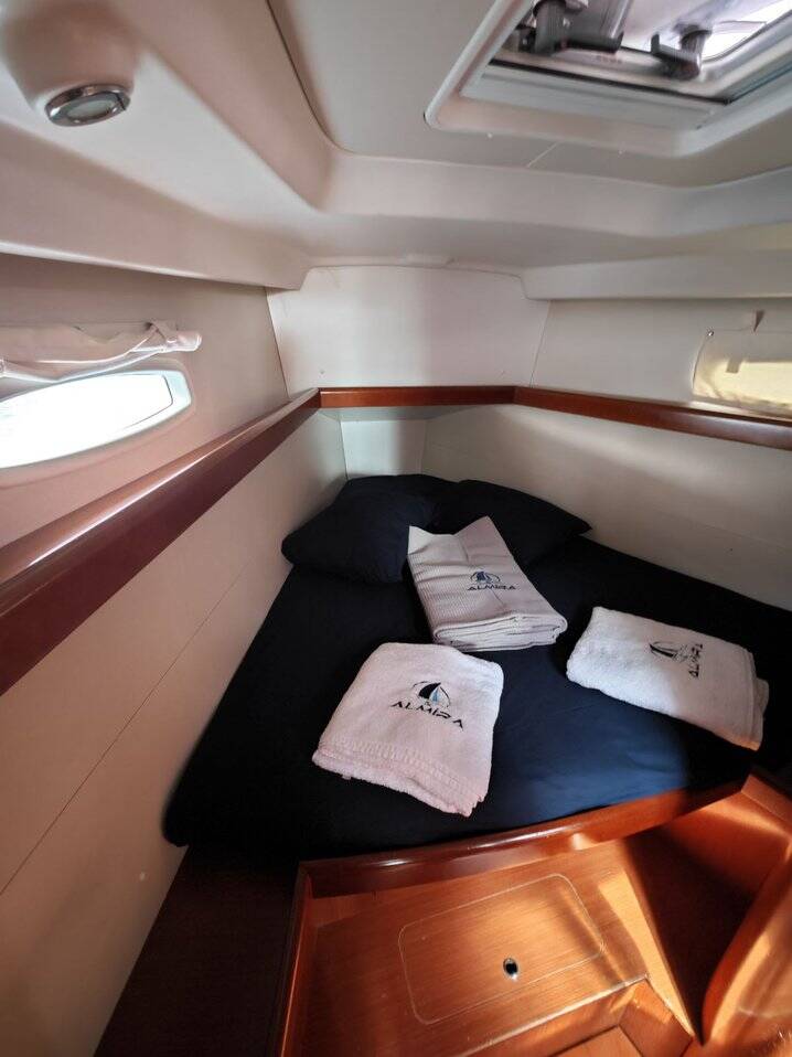 Sailing yacht Oceanis 40 Violet