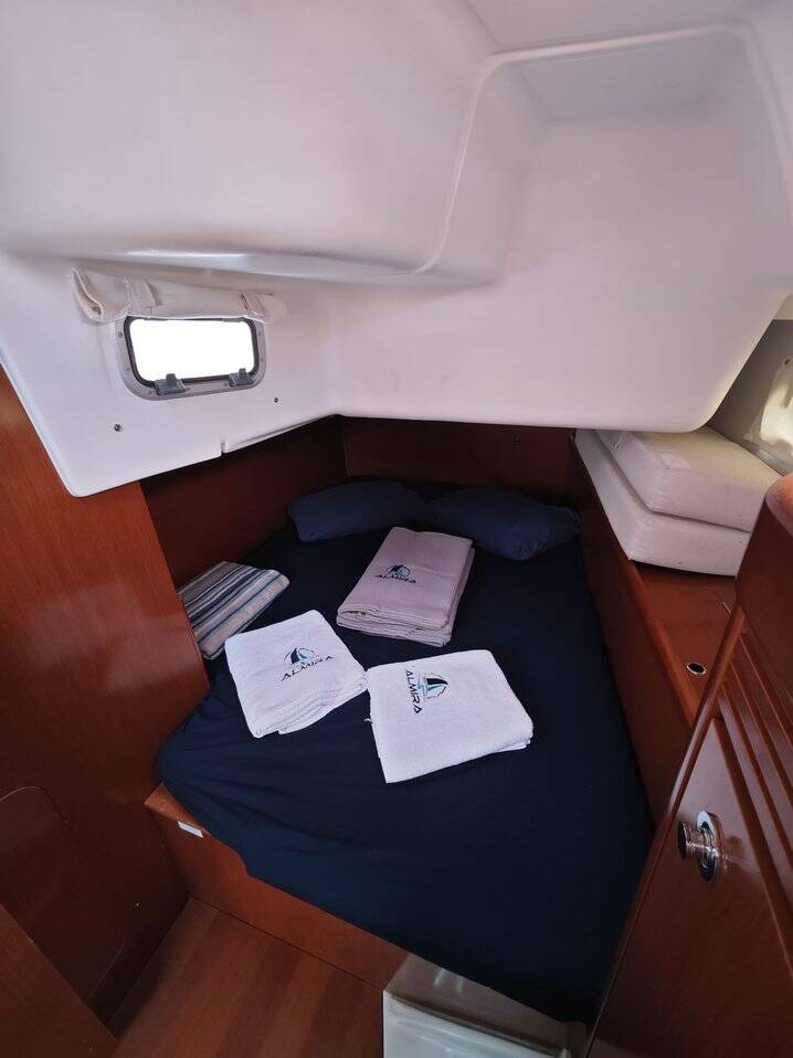 Sailing yacht Oceanis 40 Violet