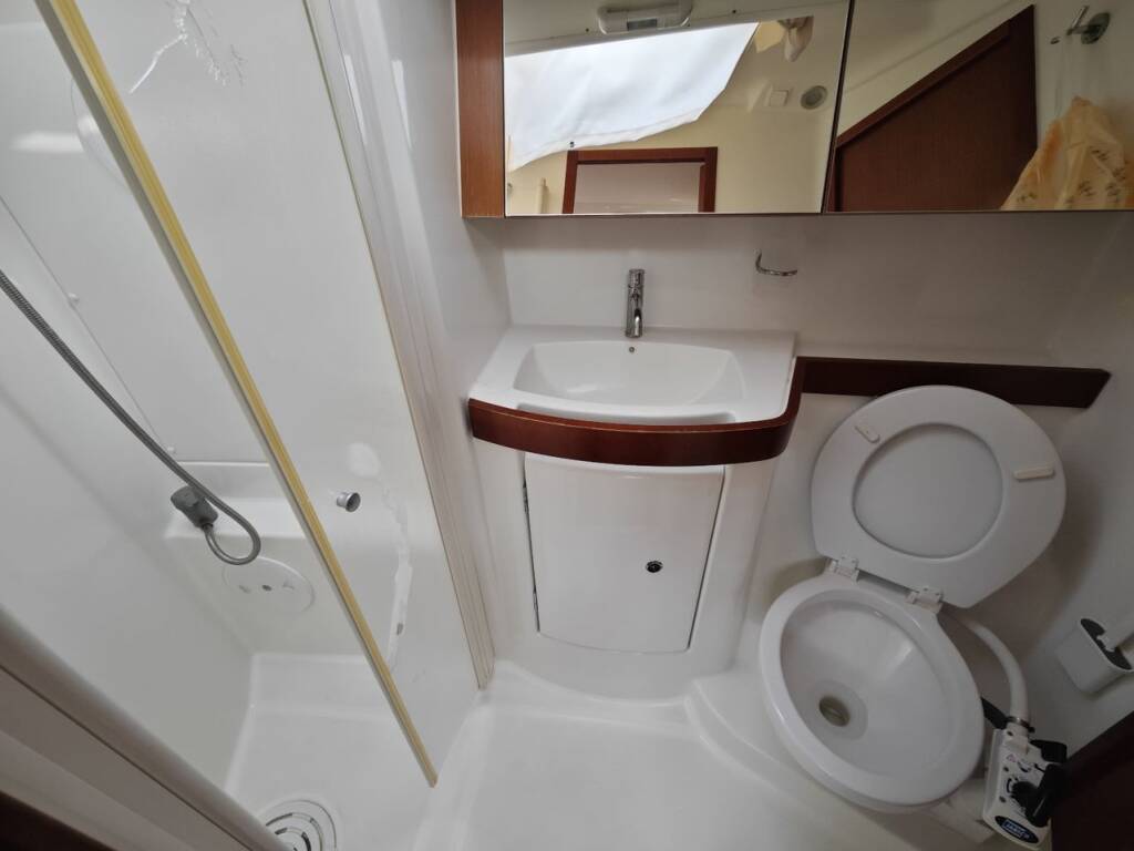 Sailing yacht Oceanis 40 Violet