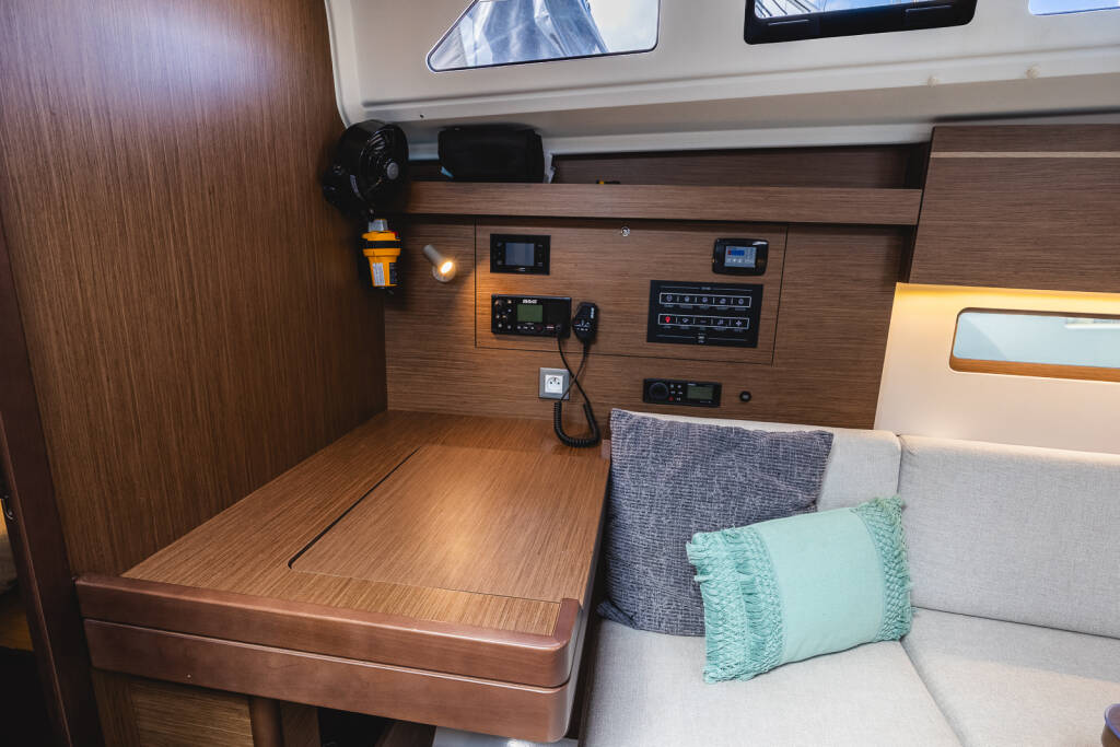 Sailing yacht Oceanis 40.1 Elma