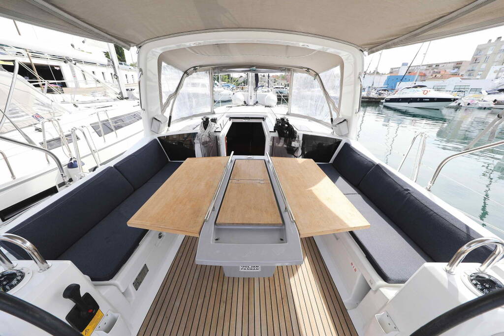 Sailing yacht Oceanis 41.1 Seven