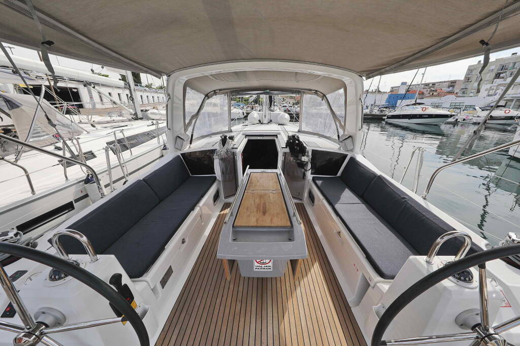 Sailing yacht Oceanis 41.1 Seven